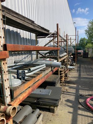 de nombreux tuyaux disposés sur un support à l'extérieur d'un bâtiment