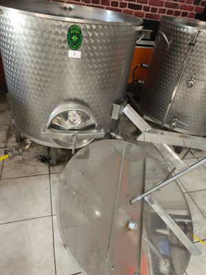 deux grandes cuves métalliques posées sur un sol carrelé