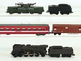 quatre trains différents exposés sur un fond blanc
