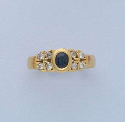 une bague en or jaune sertie d'un saphir et de diamants