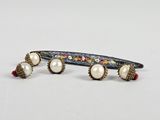 une photo représentant une paire de barrettes ornées de perles