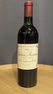 une bouteille de vin rouge posée sur une table en bois