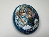 une photo d'une photo représentant deux femmes sur un rocher