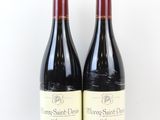 deux bouteilles de vin posées l'une à côté de l'autre sur une table
