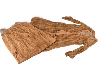 un morceau de tissu marron sur une surface blanche