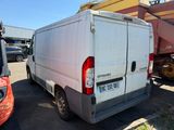une camionnette blanche garée dans un parking