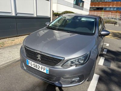 une voiture argentée garée sur le bord de la route
