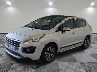 la petite voiture blanche est garée dans la pièce au sol en damier