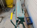 a picture of a machine that is sitting in a garage