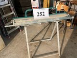 une table sur laquelle est posé un panneau, dans un garage