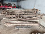 Plusieurs morceaux de bois sont empilés dans un garage