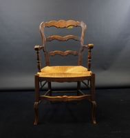 Fauteuil provençal en bois mouluré et sculpté à dossier ajou…