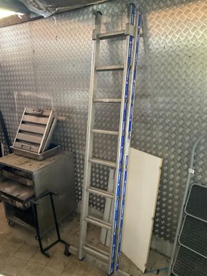 une échelle adossée au mur d'une pièce