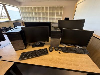 un bureau sur lequel se trouvent deux ordinateurs et un clavier