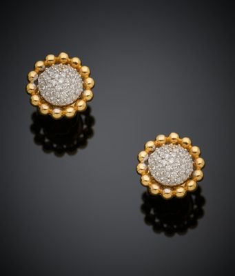une paire de boucles d'oreilles en diamant et or