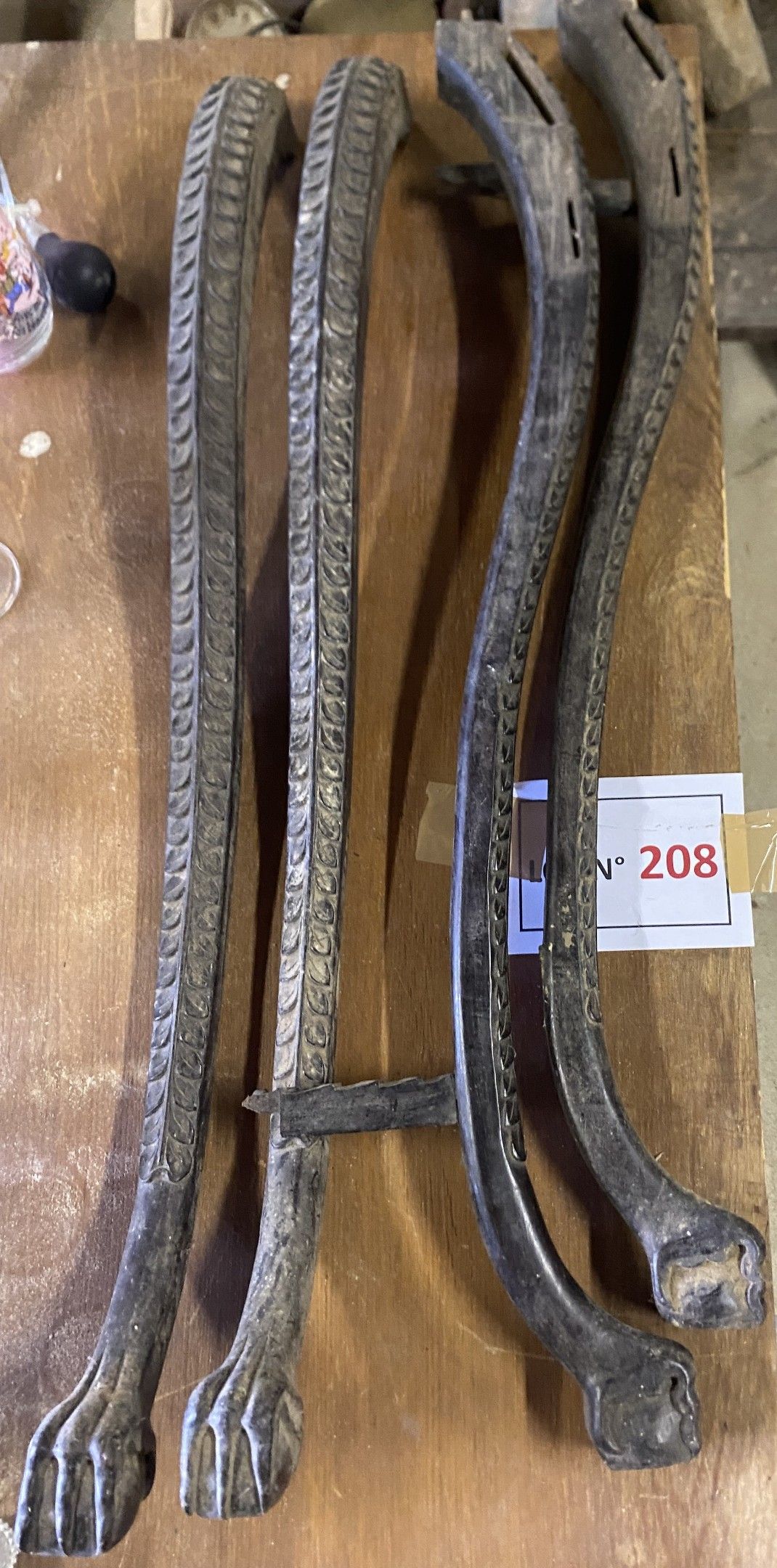 Lot de 4 grands pieds (86Ht) de guéridon, en bois noirci NIII et se terminant par des griffes, enserrant un globe. En...