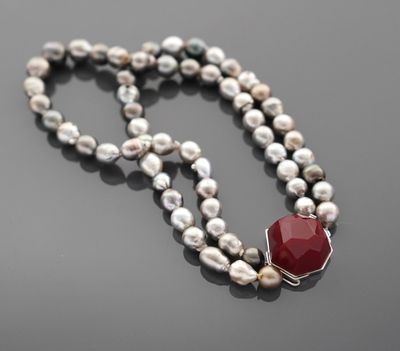 Collier de deux rangs de perles de cultures baroques de coul…