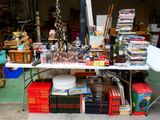 une table sur laquelle se trouvent de nombreux livres et d'autres objets