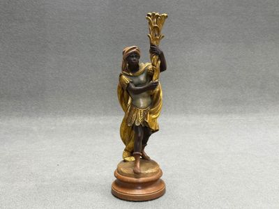 Bougeoir au serviteur noir en bois sculpté. XX°