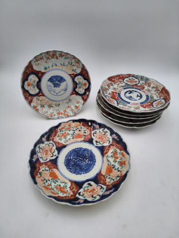 Lot de sept assiettes Imari. Une recollée