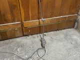 un cordon branché sur une prise électrique