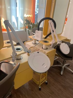 un bureau avec deux chaises et un ordinateur dessus