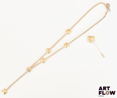 un ensemble composé d'un collier et de boucles d'oreilles en or sur fond blanc