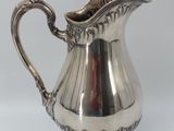 une cruche en argent posée sur une table