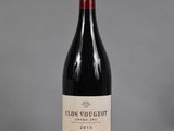 gros plan d'une bouteille de vin sur une table