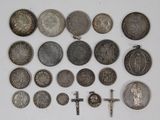 beaucoup de pièces et une croix sur la table