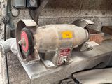 une machine qui prend la poussière sur une étagère dans un garage