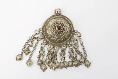 Pendentif parure de forme circulaire bombé, orné en son cent…