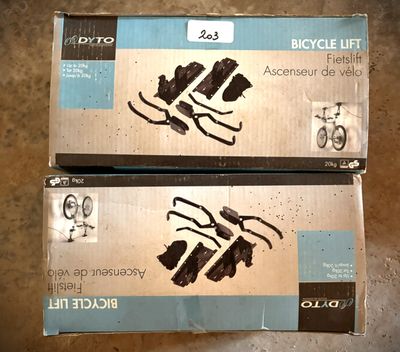 Deux boîtes de lampes de vélo sont posées sur une table