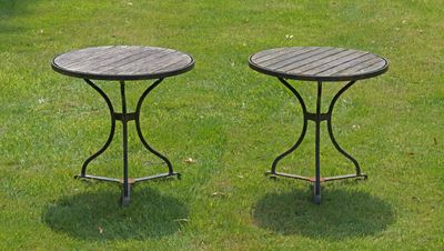 deux tables posées dans l'herbe