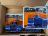 deux tuyaux bleus dans une boîte en carton posée sur une table