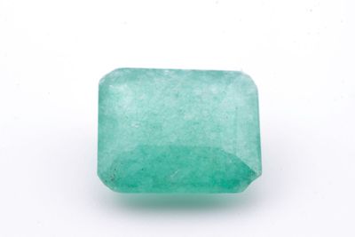 une émeraude verte sur fond blanc