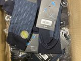 plusieurs paires de chaussettes pour homme dans une boîte en carton