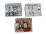 trois crackers de Noël dans leur emballage, posés sur la table