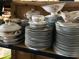 de nombreuses assiettes et bols posés sur une table dans un magasin