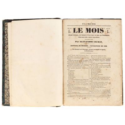 un vieux livre ouvert sur une page de texte sur fond blanc