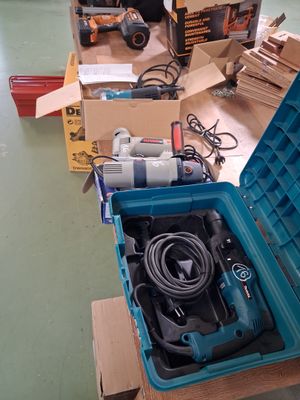 une boîte à outils bleue posée sur une table en bois