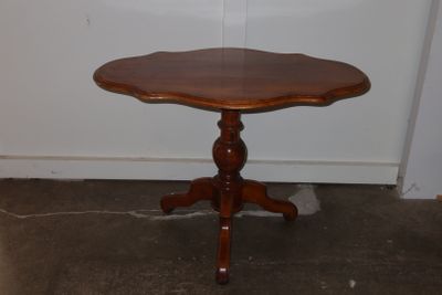 une petite table avec un plateau en bois dans une pièce