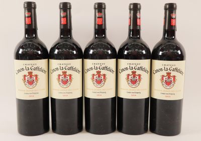 six bouteilles de vin rouge sont alignées