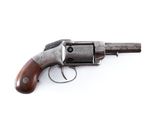 gros plan d'un revolver sur fond blanc