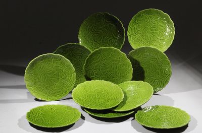 beaucoup d'assiettes et de bols verts sur la table