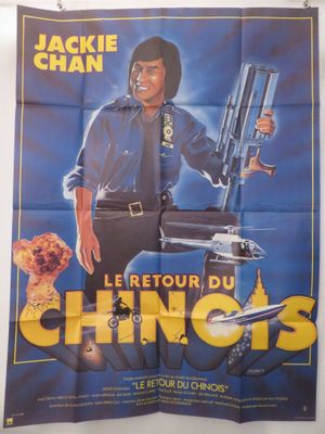 L'affiche du film « Chinois » est accrochée au mur.