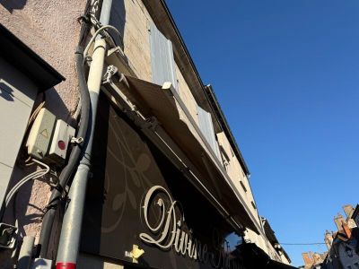 a sign on the side of a building that says quatie