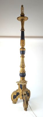 une lampe dorée et bleue posée sur une table