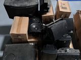 un tas de vieux téléviseurs et d'autres appareils électroniques posés sur une palette