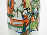 un vase avec une peinture sur fond blanc